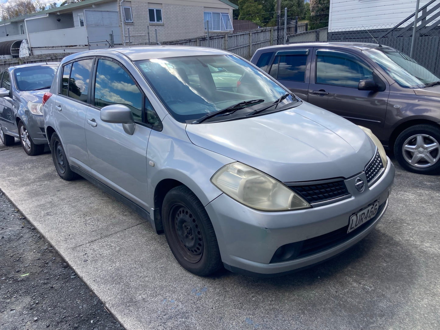 2006 NISSAN TIIDA / Silver / Hatchback